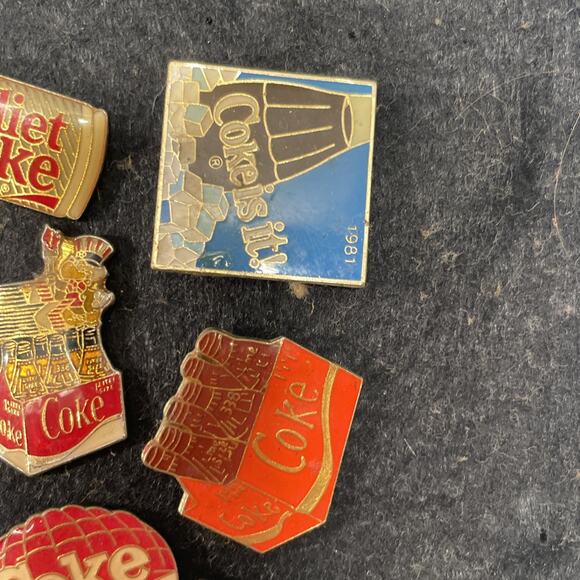 Lot Of 14 Vintage Coca-Cola Buttons Pins - Picture 4 of 6
